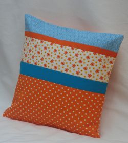 Kissen_orangetürkis.JPG